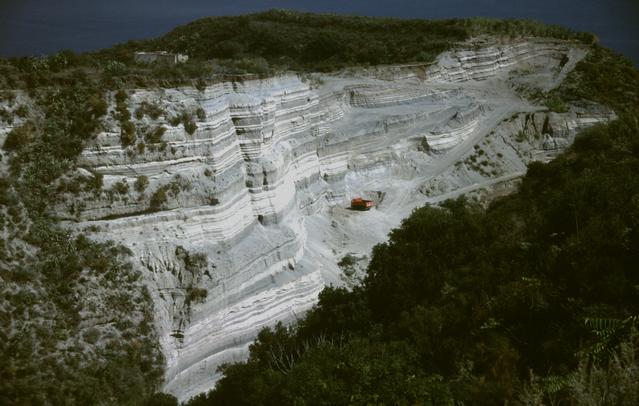  [Pumice quarry] 
