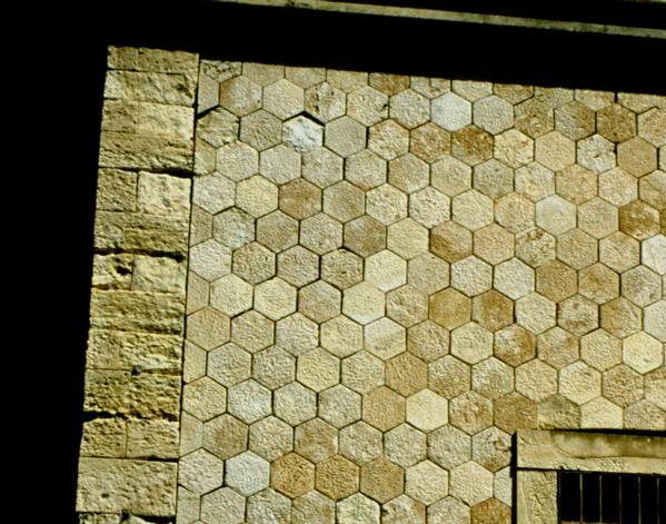  [Hexagonal-block wall] 