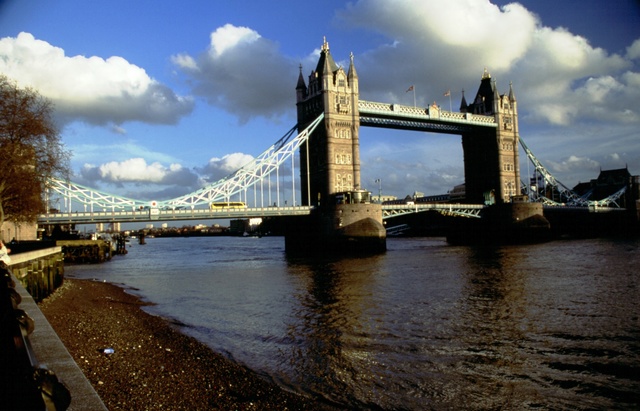  [Tower Bridge] 