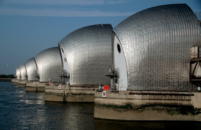  [Thames Barrier] 