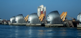  [Thames Barrier] 