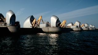 [Thames Barrier] 