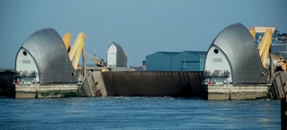  [Thames Barrier] 