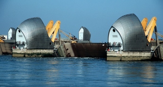  [Thames Barrier] 