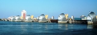  [Thames Barrier] 